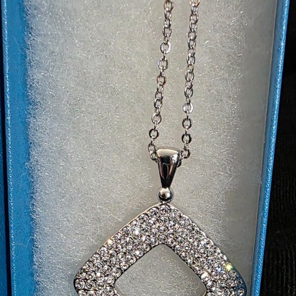 Be There Be Square Pendant with adjustable length chain - Picture 2 of 6